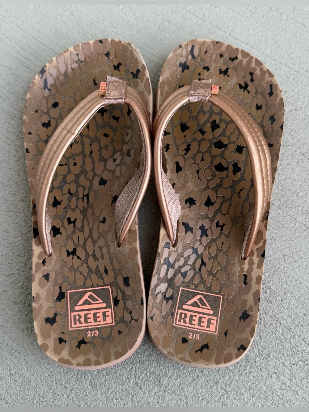 Reef Kids Ahi Leopard Print Flip Flops Rose Gold Thong Sandals Size Youth 2/3